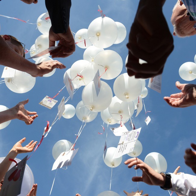 Hochzeit Ballone mit Karten steigen lassen