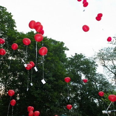 Luftballone mit Luftballonkarten zur Hochzeit steigen lassen