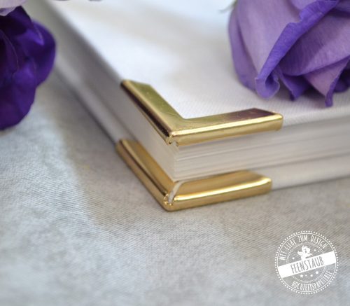 Gästebuch für die Hochzeit in weiß mit goldenen Buchecken