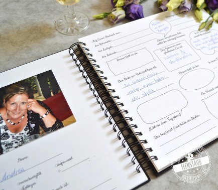 Vorgedruckte Fragen in Hochzeitsgästebuch