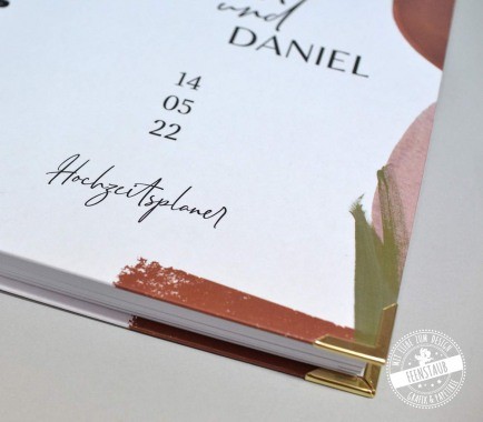 Hochwertiger personalisierbarer Hochzeitsplaner mit Buchecken und hardcover