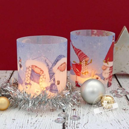 Windlichhüllen aus Papier mit Weihnachtswichtel